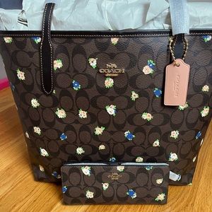 Coach City Tote and Slim Wallet In Signature Canvas with Vintage Mini Rose Print